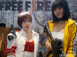 Cosplayer Seksi Meriahkan Final IndiHome eSports League