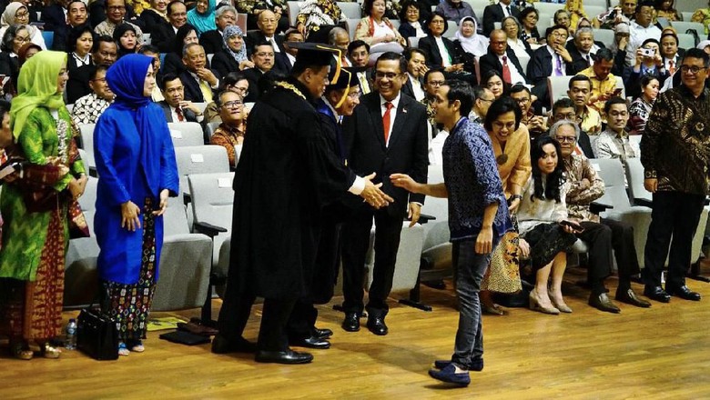 Busana Santai Nadiem Dikritik, Komisi X: Tak Perlu Judge Orang dari Outfit Busana Santai Nadiem Dikritik, Komisi X: Tak Perlu Judge Orang dari Outfit