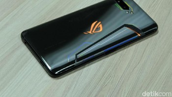 Bagian belakang berbahan kaca dengan logo ROG yang menyala. Foto: Adi Fida Rahman/detikINET