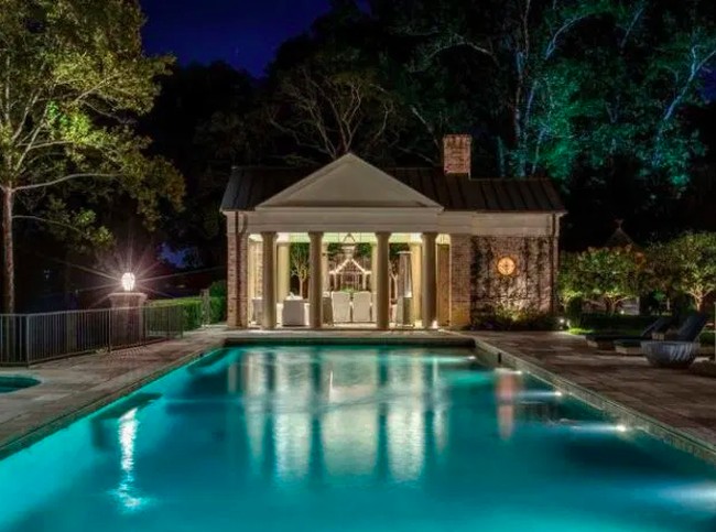 Rumah memiliki tujuh kamar tidur dan delapan kamar mandi. Sangat besar, tempat tinggal alumni American Idol ini rasanya lebih pantas disebut sebagai istana. Foto: Dok. Zillow