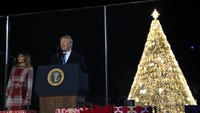 Kegiatan menyalakan pohon Natal Nasional ini diketahui telah dilakukan sejak 90 tahun lalu oleh Presiden ke-30 AS Calvin Coolidge. Kini kegiatan tersebut menjadi tradisi tahunan yang dilakukan menjelang perayaan Hari Natal. Manuel Balce Ceneta/AP Photo.