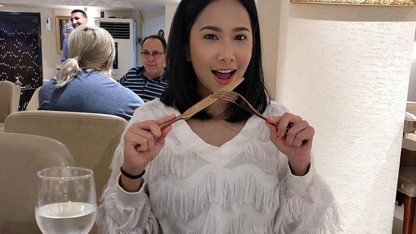 Disebut Saingan Nikita Mirzani, Ini Potret Model Malaysia Dayana Roza Saat Makan