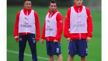 Menurut postingan ini, terakhir kali Arsenal seperti dulu adalah saat Alexis Sanchez, Carzola dan Ozil masih bersama. Foto: istimewa