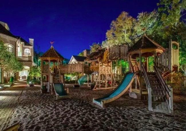 Ada pula tempat bermain di luar ruangan dengan pasir putih yang membuat anak-anak serasa liburan di pantai. Foto: Dok. Zillow