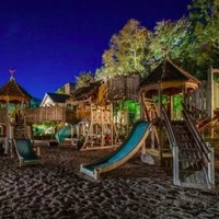 Ada pula tempat bermain di luar ruangan dengan pasir putih yang membuat anak-anak serasa liburan di pantai. Foto: Dok. Zillow