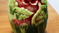Bunga mawar merah cantik ini terbuat dari semangka. Warna merahnya terbuat dari daging semangka yang manis. Foto: Instagram @valeriano_fatica