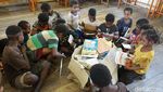 Senangnya Siswa Pedalaman Papua Mendapat Buku