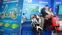 Vice President Public Relation PLN, Dwi Suryo Abdullah melihat langsung program penjualan trade in (tukar tambah) motor BBM ke motor listrik, di Gedung PLN Pusat, Jakarta, Jumat (6/12/2019). Bagaimana dengan Otolovers? Tertarik menukar motor lama Anda?