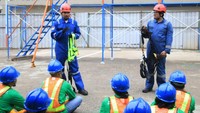 Para pekerja diberi pengetahuan tentang keselamatan dalam bekerja.