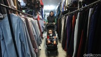 Sebelumnya, Pemkot Jakpus merencanakan akan memindahkan para PKL Senen ke Pasar Baru Metro Atom. Hal itu lantaran permintaan para pedagang yang menolak saat hendak dipindahkan ke Pasar Kenari.