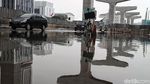 Waduh, Jalan Boulevard Kelapa Gading Rusak dan Tergenang Air