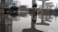Penampakan salah satu sisi jalan yang tergenang air.