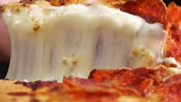 Iklan pizza ini gunakan baut untuk menahan daging peperoni dan lem yang dicampurkan dengan keju mozarella agar hasilnya terlihat cantik. Foto: Youtube Kerajinan 5 Menit