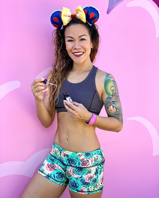 Sia pun memperingatkan para wanita untuk tetap mendapat informasi dan melakukan penelitian sebelum memutuskan untuk melakukan operasi plastik. Foto: Instagram