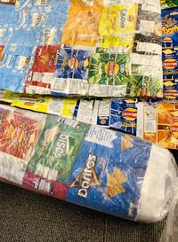 Kreatif! Wanita Ini Daur Ulang Kemasan Snack Jadi Kantong Tidur