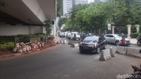 Kini kondisi pembatas beton masih dibuka. Terlihat tiga beton pembatas digeser agar kendaraan mobil-motor bisa melintas. (Foto: Yogi/detikcom)