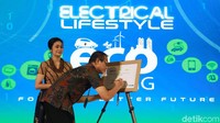 Senior Executive Vice President PLN Yuddy Setyo Wicaksono bersama Direktur Konsumer Bank BRI Handayani menandatangani komitmen kerja sama trade in motor listrik di Gedung PLN, Jakarta, Jumat (6/12/2019). 