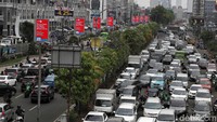 Kemacetan itu disinyalir terjadi akibat penyempitan jalan karena di kawasan itu kini tengah berlangsung pembangunan proyek jalan tol.