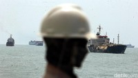 Sejumlah kapak melakukan penyeberangan dari Pelabuhan Merak menuju Bakauheni dan sebaliknya.