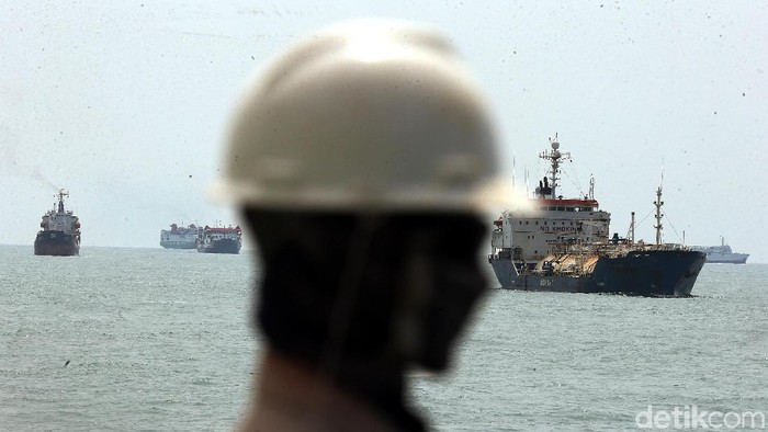 Kapal-kapal besar tampak melakukan aktivitas di perairan Pelabuhan Merak, Banten. Pelabuhan Merak adalah sebuah pelabuhan penyeberangan di Pulo Merak, Kota Cilegon, Banten yang menghubungkan Pulau Jawa dengan Pulau Sumatra yang dipisahkan oleh (Selat Sunda/Gunung Krakatau).