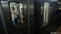 PT KAI juga memprediksi akan ada kenaikan volume penumpang kereta api sebesar 4% menjadi 5,9 juta penumpang. Jumlah itu sejalan dengan peningkatan pada kapasitas tempat duduk harian sebesar 4% di 2019 menjadi 250.012 tempat duduk dari 240.162 tempat duduk di 2018.