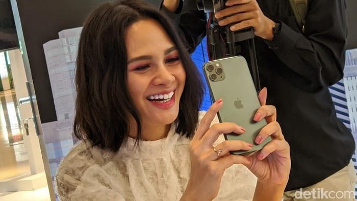 Andien dengan iPhone 11 pembeliannya. Foto: Adi Fida Rahman/detikINET Andien dengan iPhone 11 pembeliannya. Foto: Adi Fida Rahman/detikINET