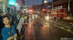 Pantang Pulang! Damkar Masih Berjuang Padamkan Api di Mal Lokasari