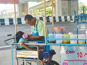 Bapak Tua Ini Jualan Es Serut Ditemani Anaknya Penyandang Disabilitas
