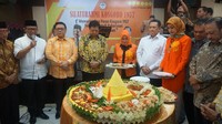 Airlangga menjadi salah satu tamu yang hadir dalam acara Silaturahmi Kosgoro 1957 yang digelar di Jakarta Timur. Di depannya sudah siap nasi tumpeng berukuran besar yang siap disantap. Foto: instagram @airlanggahartanto