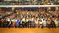 Mas menteri @NadiemMakarim sebagai pejabat VVIP pada acara resmi protokoler, pelantikan rektor UI, pakai baju santai, sepatu tanpa kaos, di saat yang lain pakaian lengkap. Perlu mencontoh pres @jokowi yang bisa menyesuaikan dress codenya. Anda sekarang pejabat publik, tulis Marzuki. (Foto: Dok Universitas Indonesia)