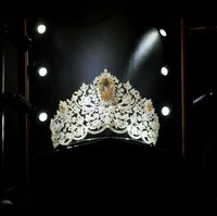 Kali ini, MUO berkolaborasi dengan merek perhiasan Mouawad. Eksis sejak 1891, Mouwad didirikan oleh pembuat jam dan perhiasan bernama David Mouawad dari Lebanon. Perhiasan Mouawad pernah dipakai selebriti papan atas seperti Celine Dion, Amy Adam, Kendall Jenner dan Gigi Hadid. (Foto: Marcus Ingram/Getty Images)