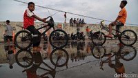 Harapannya ada solusi yang serius dari pemerintah, karena tanda kerusakan telah terlihat dan ancaman tenggelam bukanlah omong kosong belaka.