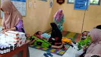 Hingga siang ini tercatat 160 orang menjalani rawat jalan dan 24 orang menjalani rawat inap. Sebanyak 24 orang yang dirawat inap tersebar di tiga lokasi, yakni RS Muhammadiyah Rodliyah Achid Moga, Klinik Asyifa Roja Moga, dan Puskesmas Randudongkal.