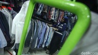 Sejumlah pedagang menggelar dagangannya di Pasar Baru Metro Atom, Jakarta, Jumat (6/12/2019).