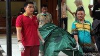 Petugas membawa jenazah pengedar narkoba berinisial S (40) yang ditembak mati di Jakarta Utara.