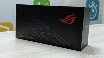 Kotak kemasan ROG Phone 2 berbalut warna hitam dengan logo khas ROG berwarna merah. Foto: Adi Fida Rahman/detikINET