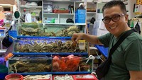 Jalan-jalan di pasar ikan di Seoul, Helmy Yahya asyik berburu seafood segar. Ia menunjukkan keong segar yang jadi salah satu komoditas di pasar ini. Foto: instagram @helmyyahya