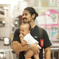 Nggak kalah manis, Chico Jericho juga punya senyum menawan. Lihat saja lesung pipi dari ayah satu orang anak ini. Pantas saja Putri Marino kepincut. Foto: instagram