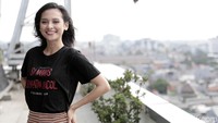 Namun Indah tak pernah peduli dengan mereka dan menyerahkan kepada Tuhan.