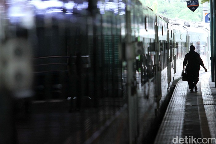 PT Kereta Api Indonesia (KAI) bersiap menyambut masa Angkutan Natal dan Tahun Baru (Nataru) 2019/2020. Mereka menyiapkan tambahan 30 perjalanan kereta per hari.