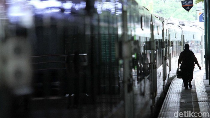 PT Kereta Api Indonesia (KAI) bersiap menyambut masa Angkutan Natal dan Tahun Baru (Nataru) 2019/2020. Mereka menyiapkan tambahan 30 perjalanan kereta per hari.