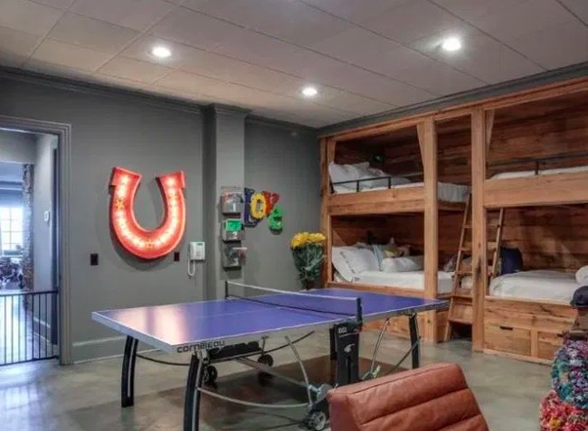 Di dalam rumah ada ruangan khusus bermain anak yang dilengkapi empat tempat tidur, meja bola ping-pong dan kursi santai. Foto: Dok. Zillow