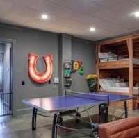 Di dalam rumah ada ruangan khusus bermain anak yang dilengkapi empat tempat tidur, meja bola ping-pong dan kursi santai. Foto: Dok. Zillow