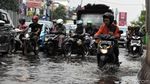 Waduh, Jalan Boulevard Kelapa Gading Rusak dan Tergenang Air