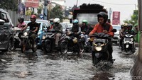 Hujan yang mengguyur sejumlah wilayah di Jakarta semalam membuat sejumlah jalan tergenang air, salah satunya jalan di kawasan Boulevard Kelapa Gading.