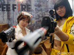 Cosplayer Seksi Meriahkan Final IndiHome eSports League