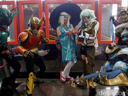 Cosplayer Seksi Meriahkan Final IndiHome eSports League