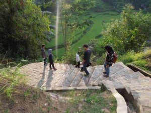 Telusuri Ratusan Anak Tangga Menuju Kampung Naga
