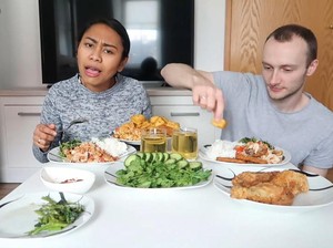 Makan Ayam Geprek dengan Sambal Uleg, Bule Jerman Ini Ketagihan