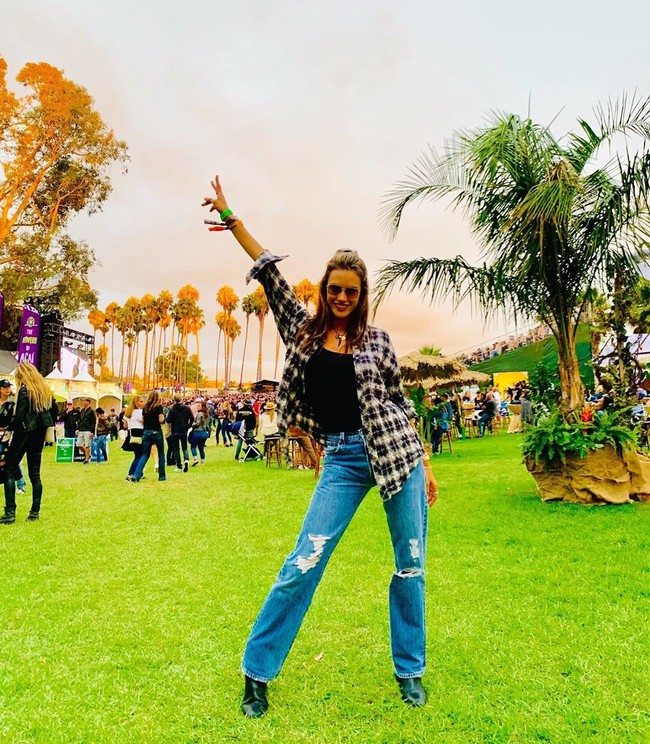 The Hands-UpUntuk menampilkan keriaan, biasanya para selebgram akan berpose dengan tangan ke atas dan terbuka seperti ini. Foto: Instagram